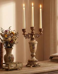 Candelabro Dorado de Tres Brazos, Decoración Metálica para el Hogar, Portavelas Decorativo de Estilo Vintage - Product Image 4