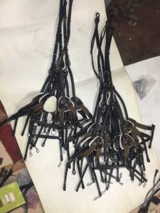 Harnais de poitrine pour cheval en cuir marron à 5 points avec inserts élastiques et coussinets en peau de mouton, réglable pour l'équitation et l'événementiel - Product Image 2