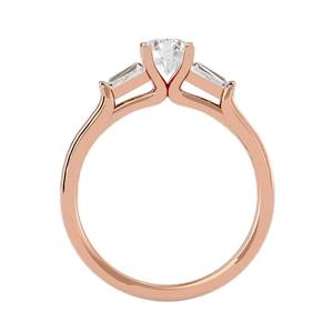 Anillo de Compromiso de Tres Piedras en Oferta, Anillo de Moda con Diamante Moissanite Brillante Redondo en el Centro y Diamantes Baguette Cónicos - Product Image 4