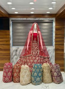 ชุดเลเฮนกาโชลีสีแดงเข้มสุดหรู พร้อมขอบลายหอยเชลล์ ตกแต่งด้วยงานปักลายดอกไม้ดิ้นทองอย่างประณีต ชุดแต่งงานอินเดียดีไซเนอร์ พร้อมผ้าคลุมหน้า - Product Image 4