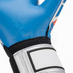 Gants de football d'extérieur personnalisés légers avec logo d'équipe personnalisé, paume en latex antidérapante, dos flexible, sangle réglable - Product Image 5