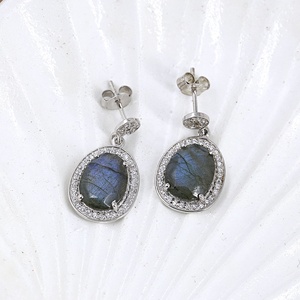 ต่างหูเงินแท้ 925 ประดับด้วยลาบราดอไรต์ธรรมชาติและเพชร CZ รูปวงรี - Product Image 1