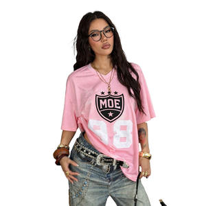 T-shirt rose personnalisé, style streetwear estival, avec numéro imprimé, décontracté, ample, col en V, manches courtes, maillot de football américain - Product Image 1