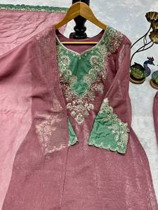 Ensemble Salwar en soie pure de qualité supérieure, croustillant et soyeux, avec broderies et découpes richement travaillées, pantalon palazzo et dupatta de créateur, qualité export. - Product Image 1