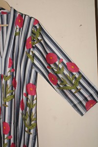 Vestido largo de algodón con estampado a mano para mujer, gris con rayas y flores rojas, corte holgado, cuello en V. - Product Image 3