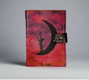 Diario de Cuero Rojo Hecho a Mano - Cuaderno con Estampado Vintage de Gato en la Luna y Papel con Borde Irregular para Tarot y Dibujo - Product Image 2
