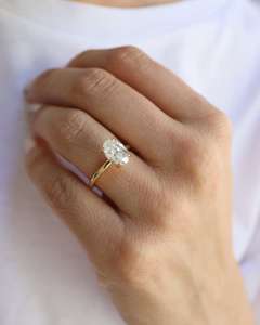 Anillo de Compromiso con Diamante Ovalado de Laboratorio de 2 Quilates, Anillo Ovalado Cultivado en Laboratorio con Certificación IGI E-VVS1, Anillo Solitario Ovalado para Mujer - Product Image 1