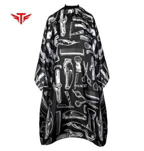 Cape de barbier noire personnalisée avec impression d'outils de barbier dorés, en polyester imperméable, pour salon de coiffure, unisexe adulte - Product Image 1