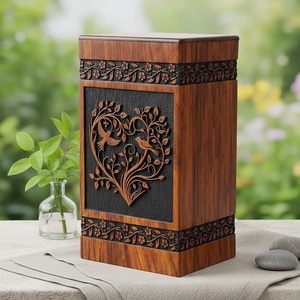 Urne funéraire artisanale en bois de rose, style américain, écologique et durable, avec gravure de cœurs et d'oiseaux - Product Image 4