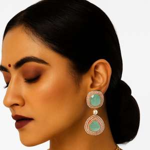 Pendientes Gajaah en Forma de Pera de Plata de Ley 925, Modelo The Aura Duet: Juego de Pendientes Geométricos con Halo de Diamantes y Esmeraldas, con Gemas Verdes - Product Image 1