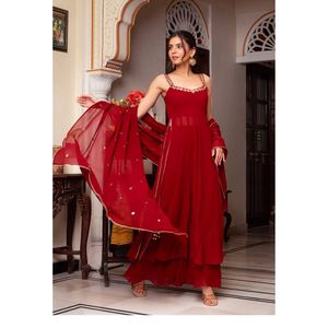 Ensemble ethnique pour femme en faux georgette premium, avec détails faits main, dessus effet miroir, micro-paillettes, pantalon palazzo à taille élastique, dupatta et bordure en dentelle. - Product Image 1