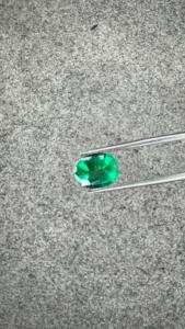 Émeraude naturelle certifiée GIA de 2,11 carats, provenant de la mine de Zambie, de forme coussin, vert vif, pierre précieuse en vrac pour bijoux de luxe sur mesure - Product Image 4