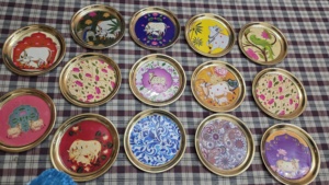 Ensemble de plateaux en métal Pichwai et Kalamkari faits à la main, motif floral, de qualité supérieure, pour cadeaux élégants - Product Image 2