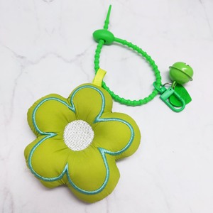 Adorables llaveros de peluche con forma de flor, un accesorio adorable para realzar tus bolsos o llaves. - Product Image 2