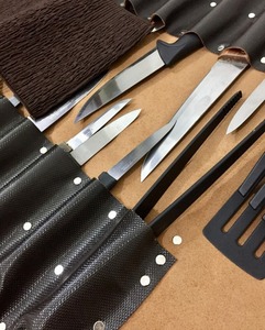 กระเป๋าใส่มีดเชฟแบบม้วน หนังแท้ ทนทาน เป็นมิตรกับสิ่งแวดล้อม น้ำหนักเบา พกพาสะดวก ดีไซน์ใหม่ OEM สำหรับทำอาหารและเดินทาง รุ่น LKR-0372 - Product Image 3