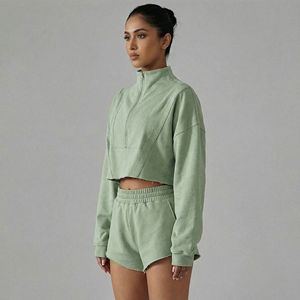 เสื้อสเวตเชิ้ตแขนยาวสีเขียวเซจแบบครอปครึ่งซิปสำหรับผู้หญิง และกางเกงขาสั้นขอบดิบเข้าชุด ขายส่งเสื้อผ้าแบบ OEM ODM - Product Image 4