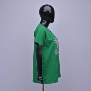 เสื้อยืดคอวีสีเขียวสำหรับผู้หญิง พร้อมโลโก้ปักสีชมพูด้านหน้า เสื้อยืดลำลองแขนสั้นผ้าฝ้ายเจอร์ซีย์คุณภาพสูง - Product Image 4