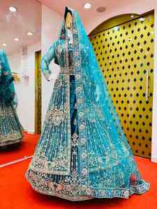 Lehenga de terciopelo con shrug de pedrería Jarkan, cinturón de diseñador y dupatta. Nuevo conjunto nupcial Mastani de última tendencia. - Product Image 4