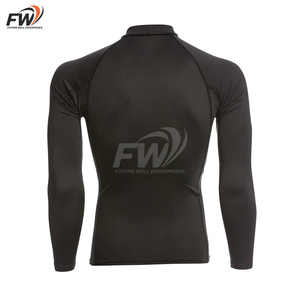 Camiseta de compresión negra dorada Rash Guard, elástica en 4 direcciones y con tejido que absorbe el sudor, parte de un conjunto de artes marciales, esencial para BJJ. - Product Image 4