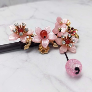 กิ๊บติดผมไม้สไตล์วินเทจประดับด้วยลูกปัดกลีบดอกไม้พลาสติกและพู่ห้อยหรูหรา - เครื่องประดับเอเชียสุดหรู - Product Image 3