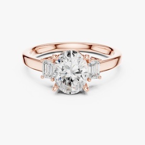 Bague de fiançailles en or jaune 9 carats avec diamant ovale de 1,50 carat cultivé en laboratoire et trois pierres latérales baguette – Vente en gros - Product Image 3