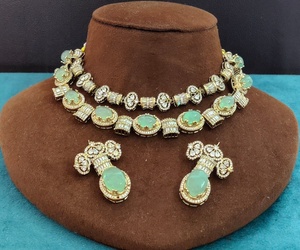 Conjunto de collar de doble capa inspirado en Sabya Sachi de calidad premium, ideal para atuendos étnicos y occidentales, para fiestas, con hermosos aretes. - Product Image 5