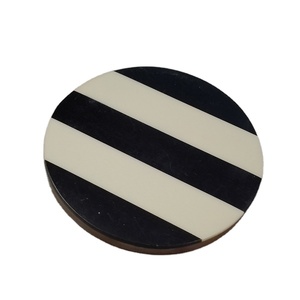 L'exportateur indien en gros propose un nouveau design classique de forme carrée en bois sous-verre ensemble de coussins en résine accessoires de décoration de table vente - Product Image 1