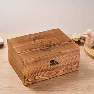 Caja de Regalo de Whisky de Madera Ecológica Grabada Personalizada con Soporte para Cubitos de Hielo para Vasos y Piedras de Whisky - Product Image 1