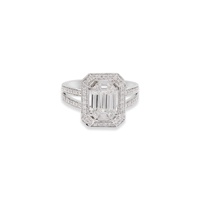 Bague en or blanc 18 carats avec halo de diamants taille émeraude et baguette, à double sangle, Memoria Jewels, vente en gros
