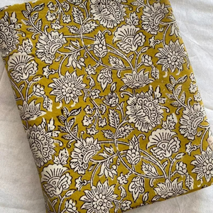 Tela de algodón estampada a mano con motivos florales Buti, material de algodón suave hecho a mano en India para confección de vestidos. - Product Image 1