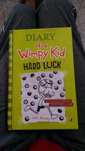 Diario de un niño que no se da cuenta de lo que le pasa, Hard Luck de Jeff Kinney, libro de ficción cómica para niños en formato de bolsillo - Product Image 3
