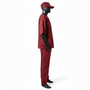 Ensemble deux pièces pour homme en polyester mesh de haute qualité, couleur bordeaux foncé avec empiècements en mesh contrastant, logo personnalisé. - Product Image 3