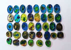 Verre dichroïque en gros, forme libre, effet spectre chatoyant pour la fabrication de bijoux, pierres précieuses synthétiques provenant d'un grossiste de Jaipur - Product Image 1