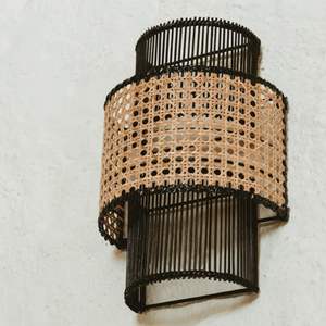 Lampe murale en rotin conçue avec un abat-jour à tissage ouvert pour une diffusion de lumière douce et un accent mural texturé naturel - Product Image 2