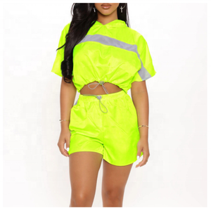 Conjunto de dos piezas de Hip Hop sólido de verano 2022 para mujer, sudadera de satén de poliéster reflectante, pantalones cortos deportivos informales, botón al por mayor - Product Image 1