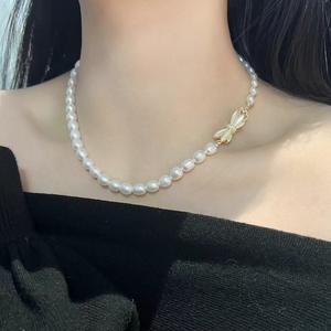 Hermoso Collar de Perlas de Agua Dulce de 5-6 mm con Cadena de Clavícula y Cierre de Libélula, Incrustaciones de Concha Lisa, Buena Calidad - Product Image 1