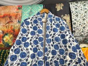 Chaqueta de Algodón Acolchada Reversible Hecha a Mano con Diseño Kantha de Jaif Textiles, Cierre con Botones de Cuerno, Ecológica, para Mujer - Product Image 2