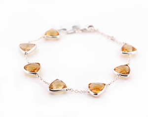 กำไลข้อมือเงินแท้ 925 ประดับอำพันซิทรินสีเหลืองธรรมชาติทรงทริลเลียนคัท พร้อมสายโซ่แบบมินิมอลปรับได้ - Product Image 5