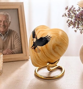 Urne funéraire en bois artisanale de fabricant fiable avec finition décorative haut de gamme pour le stockage commémoratif des cendres humaines - Product Image 2