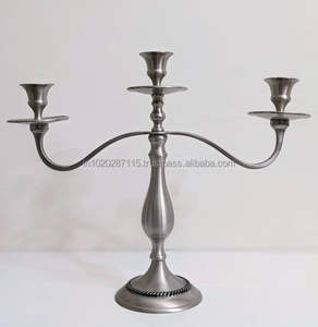 Candélabres en aluminium à cinq supports d'inspiration vintage pour la décoration romantique de la maison et les configurations de fête traditionnelles - Product Image 6