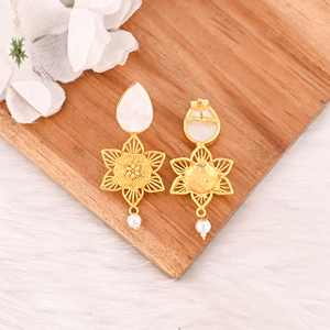 Pendientes de latón chapados en oro con flor de nácar natural, joyería de moda hecha a mano para mujer - Product Image 5
