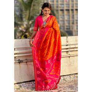 Sari Patola en soie douce orange avec des tissages contrastés pour les tenues de soirée - Product Image 1