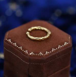 Manchette d'oreille artisanale en argent sterling, finition effet feuille froissée, effet martelé et fondu, sans perçage, argent et or - Product Image 2