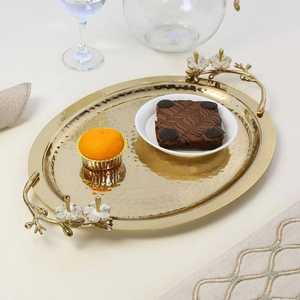 Bandeja decorativa ovalada de metal con acabado dorado y asas con motivos florales, ideal para servir en eventos festivos y fiestas. - Product Image 6