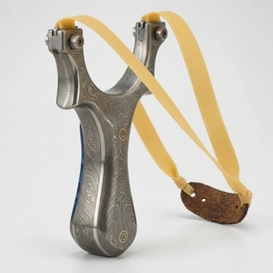 Collection de cadeaux de prestige : Lance-pierre en acier Damas, artisanat de qualité supérieure, motif décoratif en acier fait main, objet de collection - Product Image 3