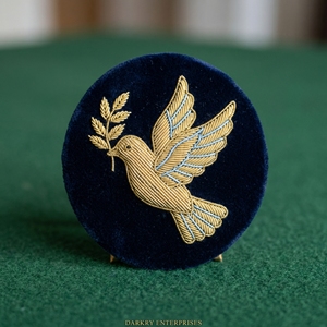 Écusson brodé fait main pour blazer, emblème de loge personnalisé, avec fil d'or, badge de secrétaire maçonnique, rouleau et plumes croisées - Product Image 4