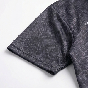 Polo de rendimiento con estampado oscuro y cuello de punto en contraste, estampado en el pecho, tela transpirable, para equipos y estilo de vida, OEM / Marca Privada - Product Image 3