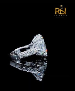 Bague de fiançailles de luxe en or massif 9K 14K 18K avec diamant ovale de laboratoire couleur DEF, taille bouclier 2 carats, halo caché, bijoux personnalisés - Product Image 4