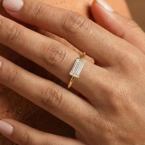 Anillo de compromiso solitario con diamante cultivado en laboratorio de 1 quilate, corte baguette, engaste medio bisel orientado de este a oeste, color E, claridad VS, chapado en rodio, oro de 14K - Product Image 3