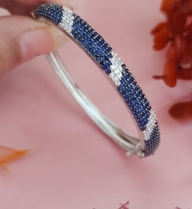 Brazalete Elegante de Primera Calidad con Acabado Plateado y Piedras, para Uso en Eventos Modernos y Tradicionales, para Mujer - Product Image 2